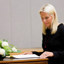 Kronprinsesse Mette-Marit signerer kondolanseprotokollen i Universitetets aula (Foto: Vegard Grøtt / Scanpix)